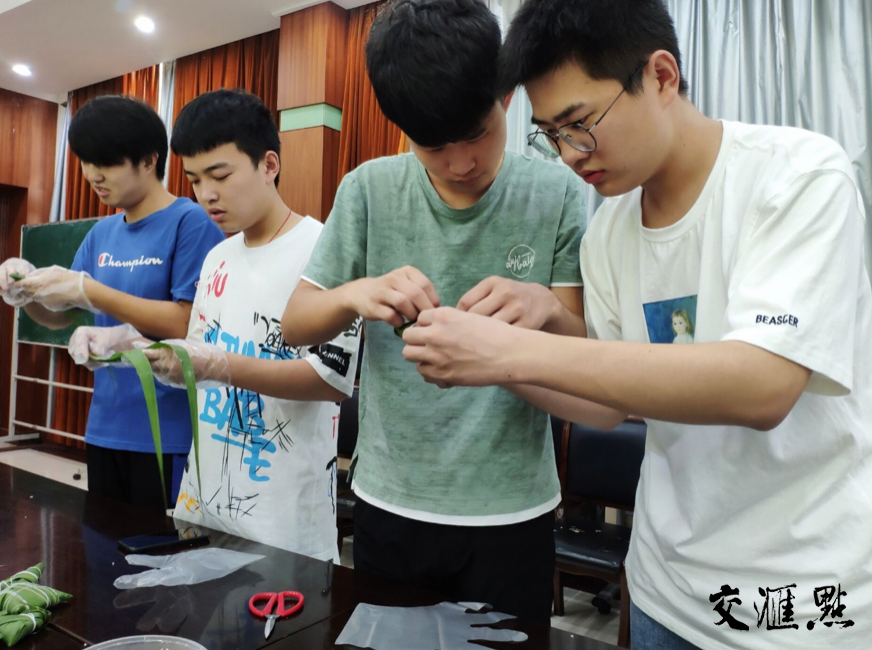 志愿者們一起合作包粽子