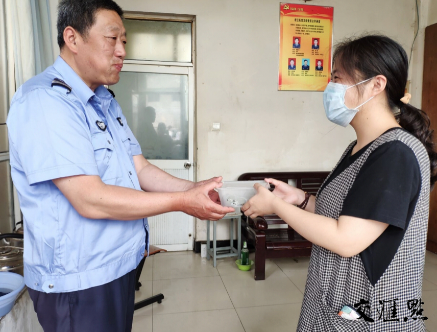 志愿者將包好的粽子送給學校疫情防控一線的門衛同志